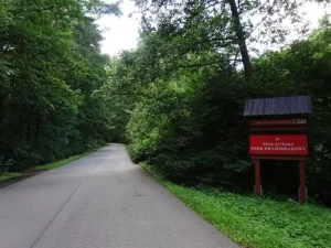 Wjazd do Tenczyńskiego Parku Krajobrazowego. Zdjęcie: Mach240390 / CC BY 4.0 / wiki commons.